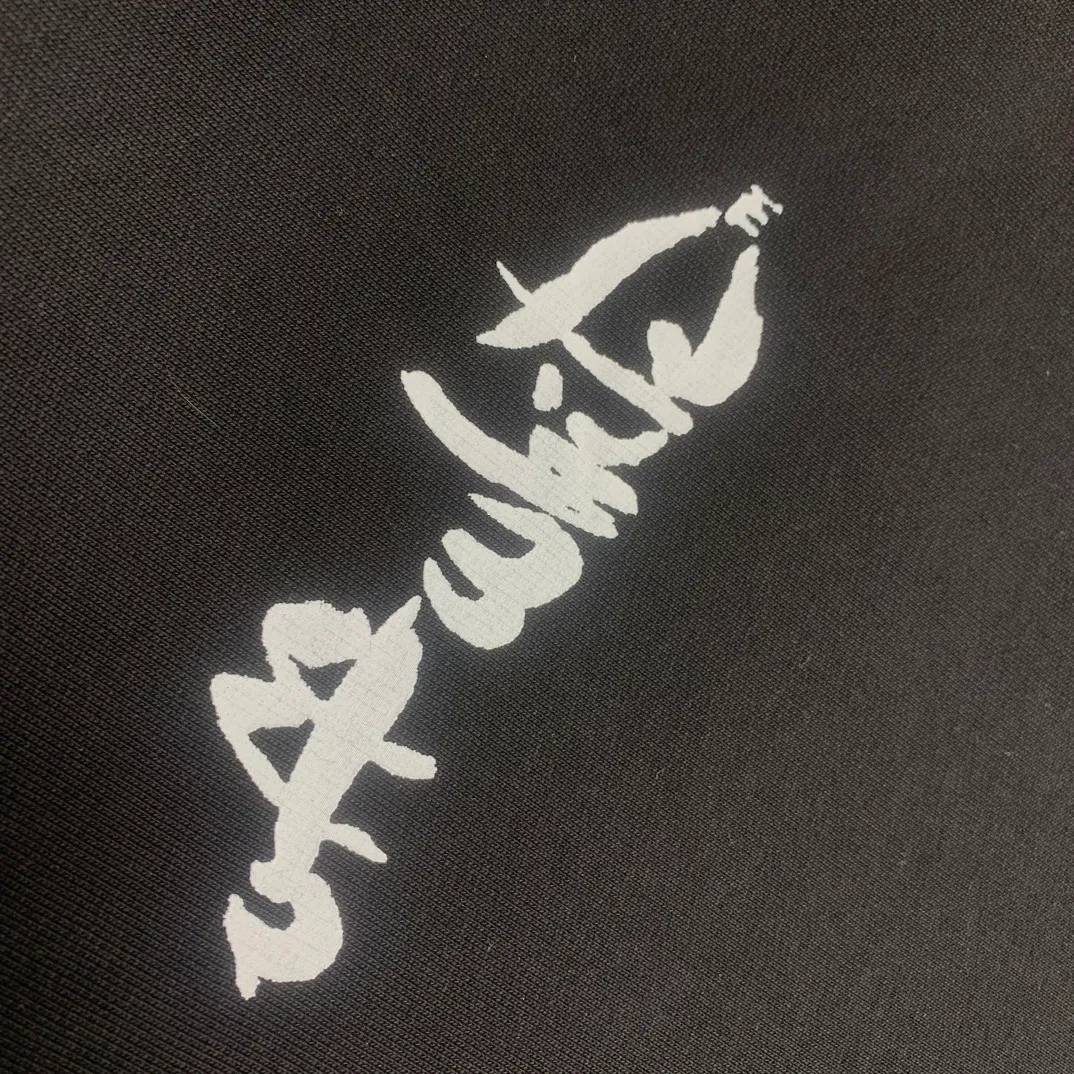 The top tested version of Off-White's new 2023 autumn and winter spray-painted graffiti arrow hooded sweatshirt. The new style adds graffiti elements, adding a touch of literary style to the overall through-style short-sleeved style. This is a typical OFF retro literary style. This is also the first expression of the two cultures since the merger with LV in 2021. The printing adopts screen printing imported glue technology, and the ink dots are even, imitating the natural dynamics of spray paint. The hollows are both dark and light, the transition is smooth, and the gradient effect is visible to the naked eye. The front printing uses the same process. Minimalist letter logo on the chest, OS version, same style for men and women! The 480g cotton texture feels smooth and textured, with full drape.  Color: Black White Size: XS-L P:410